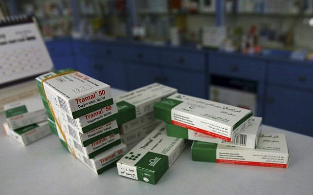 En este viernes, 15 de febrero de 2019, las fotos de cajas de Tramal, un adictivo analgésico, se apilan sobre la mesa de una farmacia en la ciudad de Gaza. (Foto AP / Adel Hana)