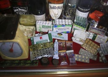 En esta foto del lunes 11 de febrero de 2019, las drogas confiscadas y el alcohol se almacenan dentro del departamento antidrogas en la sede principal de la policía en la ciudad de Gaza. (Foto AP / Adel Hana)