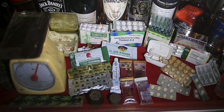 En esta foto del lunes 11 de febrero de 2019, las drogas confiscadas y el alcohol se almacenan dentro del departamento antidrogas en la sede principal de la policía en la ciudad de Gaza. (Foto AP / Adel Hana)