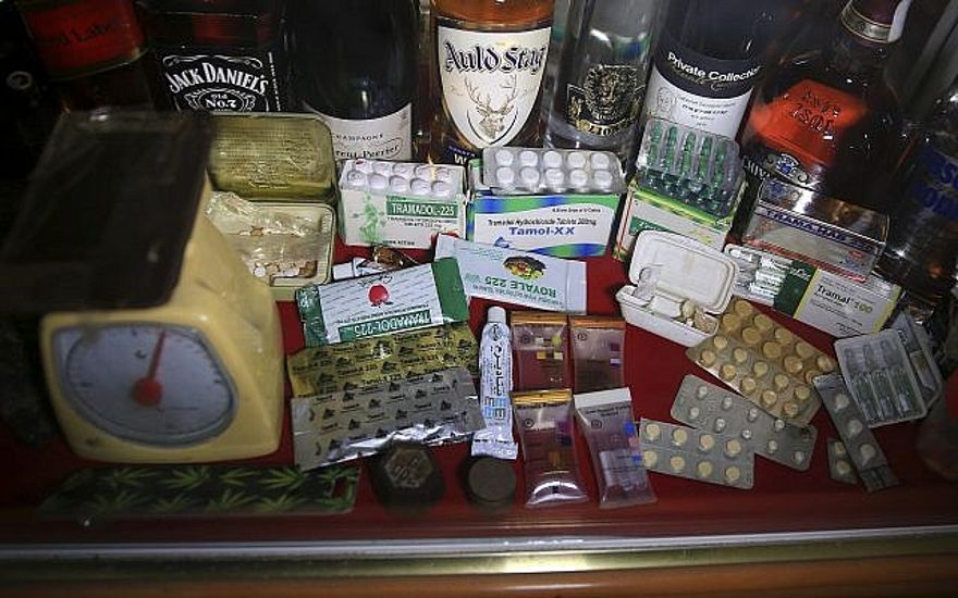 En esta foto del lunes 11 de febrero de 2019, las drogas confiscadas y el alcohol se almacenan dentro del departamento antidrogas en la sede principal de la policía en la ciudad de Gaza. (Foto AP / Adel Hana)