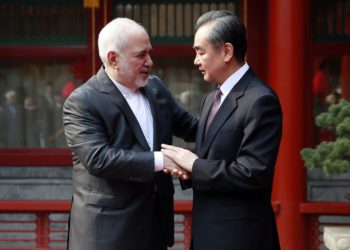 El ministro de Relaciones Exteriores iraní, Mohammad Javad Zarif, a la izquierda, y su homólogo chino, Wang Yi, se dan la mano durante su reunión en la Casa de Huéspedes de Diaoyutai en Pekín, 19 de febrero de 2019. (Cómo Hwee Young / Foto de piscina a través de AP)