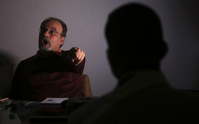 En esta foto del domingo 10 de febrero de 2019, el Dr. Fadel Ashour, psiquiatra, neurólogo y profesor de la Universidad al-Azhar de Gaza, explica a Mahmoud, de 29 años, qué sucederá si sigue abusando de los opioides. (Foto AP / Adel Hana)