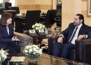 La embajadora de Estados Unidos en el Líbano, Elizabeth Richard, a la izquierda, habla con el Primer Ministro libanés Saad Hariri, en la Casa de Gobierno, en Beirut, Líbano, el 19 de febrero de 2019. (Dalati Nohra vía AP)