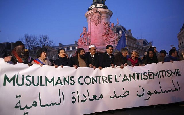 Los musulmanes se reúnen en la plaza de la República para protestar contra el antisemitismo en París, Francia, 19 de febrero de 2019. (Foto AP / Thibault Camus)