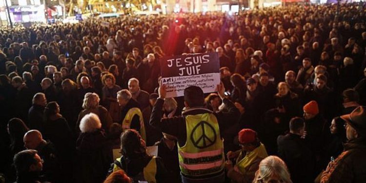 Protestas en Francia contra la reforma de pensiones se tornan violentas