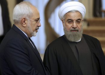 En esta foto del 24 de noviembre de 2015, el presidente iraní Hassan Rouhani, a la derecha, escucha a su ministro de Relaciones Exteriores, Mohammad Javad Zarif, antes de una reunión en Teherán, Irán. (Foto AP / Vahid Salemi, Archivo)