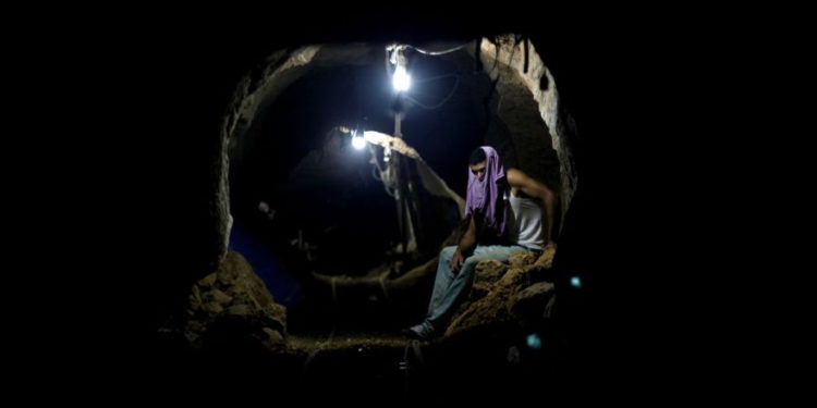 En esta foto de archivo del lunes 30 de septiembre de 2013, un trabajador palestino descansa dentro de un túnel de contrabando en Rafah, en la frontera entre Egipto y el sur de la Franja de Gaza. (AP / Hatem Moussa)