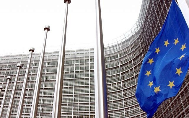 La bandera de la Unión Europea ondea fuera de la sede de la UE en Bruselas. (Foto AP / Virginia Mayo)