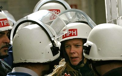 Archivo: Miembros de la Presencia Internacional Temporal en Hebrón, TIPH, hablan fuera de sus oficinas en la ciudad cisjordana de Hebrón en 2006 (AP Photo / Emilio Morenatti)