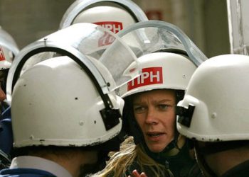 Archivo: Miembros de la Presencia Internacional Temporal en Hebron, TIPH, hablan fuera de sus oficinas en la ciudad cisjordana de Hebron en 2006 (AP Photo / Emilio Morenatti)