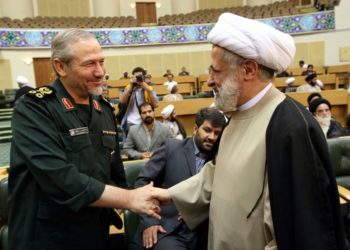 El comandante en jefe de la Corporación de Guardias Revolucionarios Islámicos de Irán (IRGC), mayor general Yahya Rahim Safavi, a la izquierda, saluda al jeque Naim Qassem, secretario general adjunto de Líbano Hezbolá, durante una ceremonia religiosa en Teherán, Irán, el 18 de agosto de 2007. (Foto AP / Hasan Sarbakhshian)