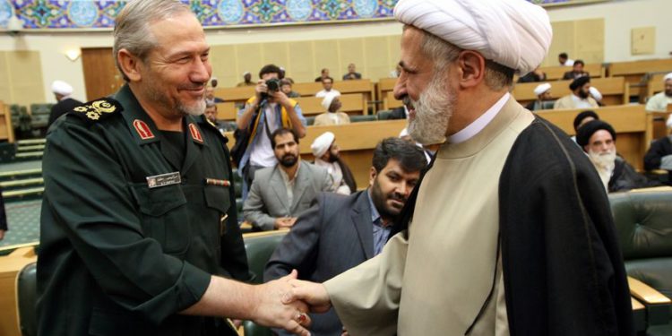 El comandante en jefe de la Corporación de Guardias Revolucionarios Islámicos de Irán (IRGC), mayor general Yahya Rahim Safavi, a la izquierda, saluda al jeque Naim Qassem, secretario general adjunto de Líbano Hezbolá, durante una ceremonia religiosa en Teherán, Irán, el 18 de agosto de 2007. (Foto AP / Hasan Sarbakhshian)