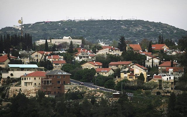 Una vista del asentamiento judío Karnei Shomron en el norte de Cisjordania, 9 de abril de 2008 (Foto AP / Dan Balilty)