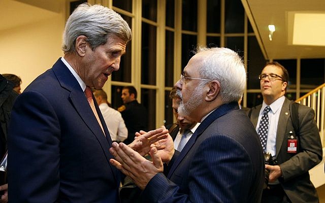 En esta foto de archivo del 16 de enero de 2016, el entonces secretario de estado John Kerry conversa con el ministro de Relaciones Exteriores de Irán, Mohammad Javad Zarif, en Viena, luego de que la Agencia Internacional de Energía Atómica (OIEA) verificara que Irán cumplió todas las condiciones estipuladas en el acuerdo nuclear. (Kevin Lamarque / Pool via AP, File)