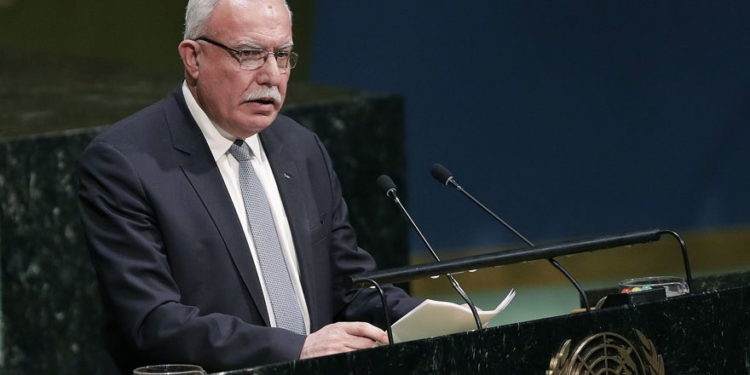 El Ministro de Relaciones Exteriores de la Autoridad Palestina, Riyad al-Maliki, se dirige a la Asamblea General antes de una votación el 21 de diciembre de 2017, en la sede de las Naciones Unidas. (Foto AP / Mark Lennihan)