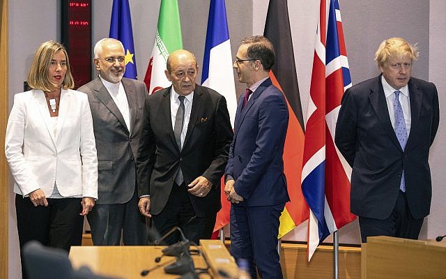 Desde la izquierda, el jefe de política exterior de la Unión Europea, Federica Mogherini, el ministro de Relaciones Exteriores de Irán, Javad Zarif, el ministro de Relaciones Exteriores de Francia, Jean-Yves Le Drian, la ministra de Relaciones Exteriores de Alemania, Heiko Maas, y el entonces ministro de Relaciones Exteriores británico, Boris Johnson, en una reunión de los ministros de relaciones exteriores en Bruselas, en mayo. 15, 2018. (Foto AP / Olivier Matthys, Piscina)