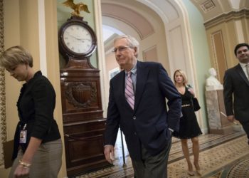 El líder de la mayoría en el Senado, Mitch McConnell, R-Ky., Se dirige a la cámara para la votación final para confirmar al candidato a la Corte Suprema Brett Kavanaugh, en el Capitolio en Washington, el 6 de octubre de 2018. (Foto AP / Scott Scott Applewhite)