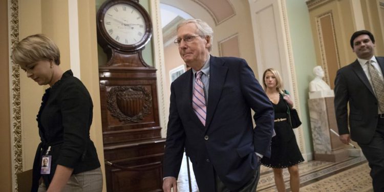 El líder de la mayoría en el Senado, Mitch McConnell, R-Ky., Se dirige a la cámara para la votación final para confirmar al candidato a la Corte Suprema Brett Kavanaugh, en el Capitolio en Washington, el 6 de octubre de 2018. (Foto AP / Scott Scott Applewhite)
