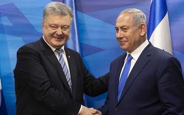 El presidente de Ucrania, Petro Poroshenko, a la izquierda, le da la mano al primer ministro Benjamin Netanyahu después de la firma de un acuerdo de libre comercio en la oficina del primer ministro en Jerusalén, el 21 de enero de 2019. (Jim Hollander / Pool vía AP)