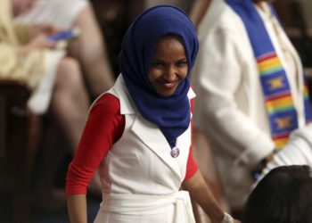 El representante Ilhan Omar, demócrata de Minnesota, llega al discurso del Estado de la Unión del presidente de los Estados Unidos, Donald Trump, en una sesión conjunta del Congreso en Capitol Hill, Washington, el 5 de febrero de 2019. (Foto AP / Andrew Harnik)