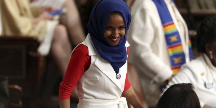 El representante Ilhan Omar, demócrata de Minnesota, llega al discurso del Estado de la Unión del presidente de los Estados Unidos, Donald Trump, en una sesión conjunta del Congreso en Capitol Hill, Washington, el 5 de febrero de 2019. (Foto AP / Andrew Harnik)