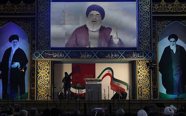 El líder de Hezbolá, Hassan Nasrallah, pronuncia un discurso de transmisión en vivo, durante un mitin para conmemorar el 40 aniversario de la Revolución Islámica de Irán, en el sur de Beirut, el 6 de febrero de 2019. (AP Photo / Hussein Malla)