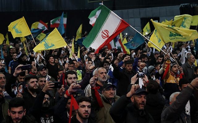 Los partidarios de Hezbolá gritan consignas y ondean banderas del Líbano, Hezbolá e Irán durante un mitin para conmemorar el 40 aniversario de la Revolución Islámica de Irán, en el sur de Beirut, el 6 de febrero de 2019. (Foto AP / Hussein Malla)