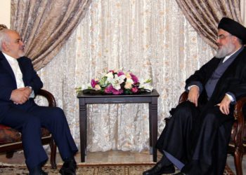 En esta imagen proporcionada por la oficina de Relaciones con los Medios de Hezbollah, el líder de Hezbollah, Hassan Nasrallah, a la derecha, se reúne con el Ministro de Relaciones Exteriores de Irán, Mohammad Javad Zarif, en Beirut, Líbano, el 11 de febrero de 2019. (Oficina de Relaciones con los Medios de Hezbollah, vía AP)