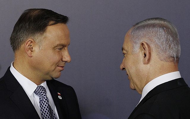 El presidente polaco, Andrzej Duda, a la izquierda, y el primer ministro israelí, Benjamin Netanyahu, a la derecha, hablan después de una foto grupal en el Castillo Real en Varsovia, Polonia, el miércoles 13 de febrero de 2019. (AP / Czarek Sokolowski)