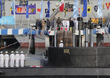 El presidente iraní Hassan Rouhani, centro con turbante blanco, y otros dignatarios asisten a la inauguración del nuevo submarino 'Fateh' hecho en Irán en Bandar Abbas el 17 de febrero de 2019. (Oficina de la Presidencia iraní a través de AP)