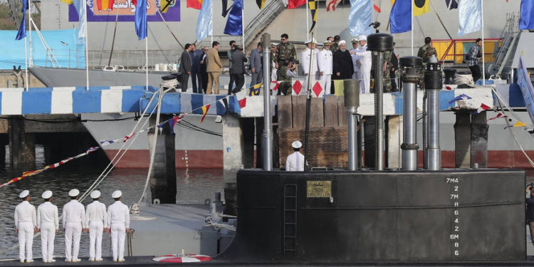 El presidente iraní Hassan Rouhani, centro con turbante blanco, y otros dignatarios asisten a la inauguración del nuevo submarino 'Fateh' hecho en Irán en Bandar Abbas el 17 de febrero de 2019. (Oficina de la Presidencia iraní a través de AP)