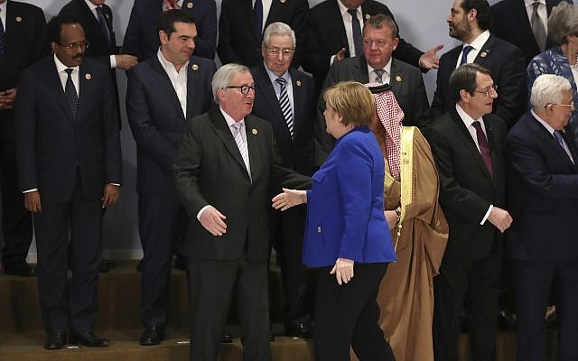 La canciller alemana, Angela Merkel, centro derecha, es recibida por el presidente de la Comisión Europea, Jean-Claude Juncker, centro izquierda, durante una foto grupal en una cumbre UE-Árabe en el centro de convenciones de Sharm El Sheikh en Sharm El Sheikh, Egipto, 24 de febrero de 2019. . (Foto AP / Francisco Seco)