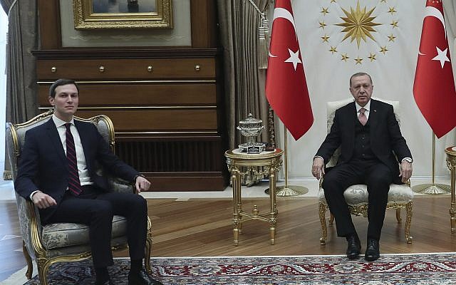 El presidente de Turquía, Recep Tayyip Erdogan, a la derecha, se reúne con Jared Kushner, a la izquierda, el asesor y el yerno del presidente de los Estados Unidos, Donald Trump, durante su reunión en el Palacio Presidencial en Ankara, Turquía, el miércoles 27 de febrero de 2019 (Servicio de Prensa Presidencial via AP, Pool)