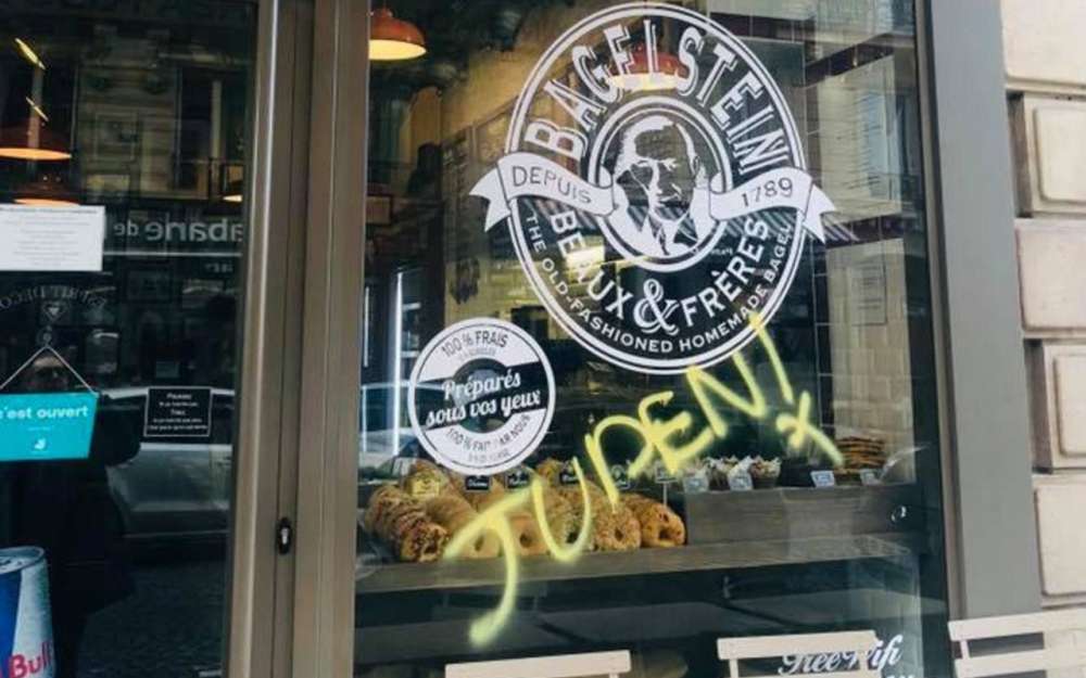 El graffiti antisemita encontrado en el restaurante Bagelstein en París el 9 de febrero de 2019 ,. (captura de pantalla: YouTube)