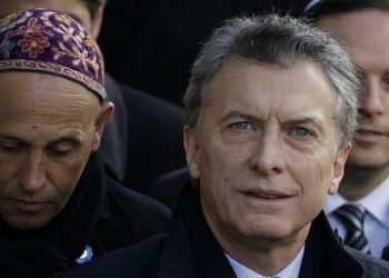 El presidente argentino, Mauricio Macri, llega para el evento del 22 aniversario del atentado contra el centro judío AMIA que mató a 85 personas en Buenos Aires, Argentina, 18 de julio de 2016. (Foto AP / Natacha Pisarenko)