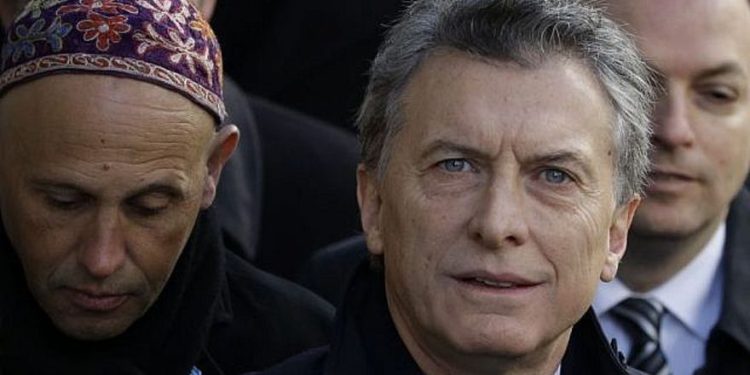 El presidente argentino, Mauricio Macri, llega para el evento del 22 aniversario del atentado contra el centro judío AMIA que mató a 85 personas en Buenos Aires, Argentina, 18 de julio de 2016. (Foto AP / Natacha Pisarenko)