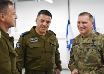 El general del ejército de Estados Unidos, Curtis Scaparrotti (derecha), comandante del comando europeo de los Estados Unidos y del Comando Aliado Supremo de la OTAN en Europa, habla con el subjefe de Estado Mayor de Israel, el mayor general general Aviv Kochavi (izquierda) y el comandante de la Fuerza Aérea de Israel, mayor general Amikam Norkin antes de una reunión informativa en la Base de la Fuerza Aérea de Hatzor en Israel, el 8 de marzo de 2018. Crédito: foto de la Marina de los EE. UU. por el Especialista en Comunicación Masiva en Jefe Michael McNabb.