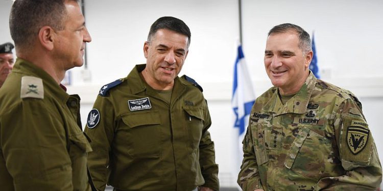 El general del ejército de Estados Unidos, Curtis Scaparrotti (derecha), comandante del comando europeo de los Estados Unidos y del Comando Aliado Supremo de la OTAN en Europa, habla con el subjefe de Estado Mayor de Israel, el mayor general general Aviv Kochavi (izquierda) y el comandante de la Fuerza Aérea de Israel, mayor general Amikam Norkin antes de una reunión informativa en la Base de la Fuerza Aérea de Hatzor en Israel, el 8 de marzo de 2018. Crédito: foto de la Marina de los EE. UU. por el Especialista en Comunicación Masiva en Jefe Michael McNabb.