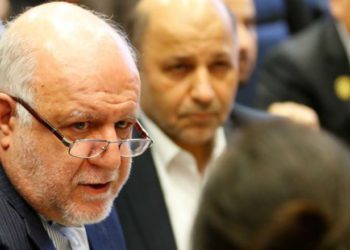 El ministro de petróleo iraní, Bijan Zanganeh, habla con periodistas al comienzo de una reunión de la OPEP en Viena, Austria, el 6 de diciembre de 2018. Foto: Reuters / Leonhard Foeger.