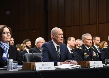 El director de Inteligencia Nacional, Dan Coats (centro) y la directora de la CIA, Gina Haspel (izquierda) hablan al Congreso sobre su evaluación de las amenazas mundiales. Crédito: Oficina de la Inteligencia Nacional.