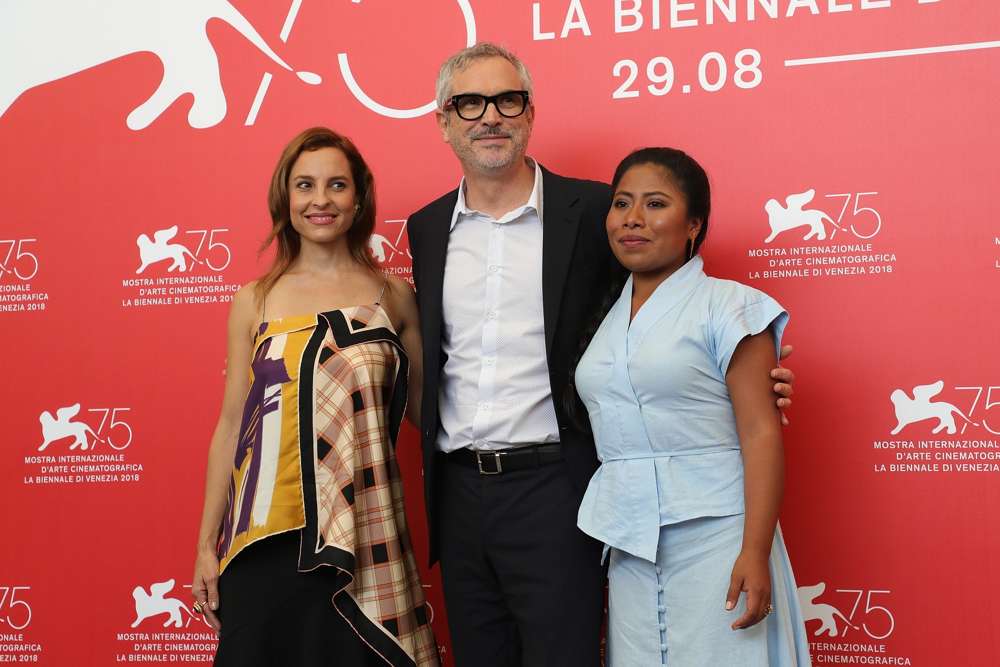 El director de 'Roma', Alfonso Cuarón, en el centro, con dos de las estrellas de la película, Marina de Tavira, a la izquierda, y Yalitza Aparicio en el 75º Festival de Cine de Venecia, el 30 de agosto de 2018. Muchos esperan que la película obtenga más premios en la Academia Premios (Vittorio Zunino Celotto / Getty Images / via JTA)