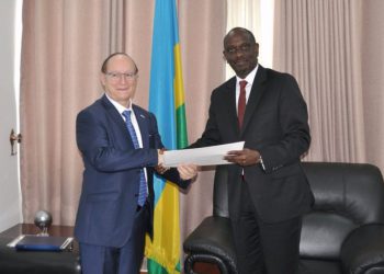 El embajador israelí Ron Adam presenta sus credenciales al ministro de Relaciones Exteriores de Ruanda, el Dr. Richard Sezibera, el 21 de febrero de 2019 (Ministerio de Relaciones Exteriores de Ruanda)