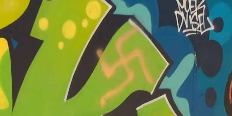 20 esvásticas pintadas con aerosol cerca de popular playa en Australia