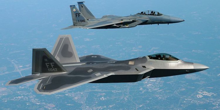 El F-22 es el sucesor espiritual del F-15, no el F-35. (Wikimedia Commons)