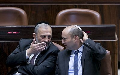 El Ministro del Interior Aryeh Deri (L) habla con el Ministro de Educación Nafatli Bennett durante la apertura de la sesión de invierno de la Knesset, Jerusalén, 31 de octubre de 2016. (Yonatan Sindel / Flash90)