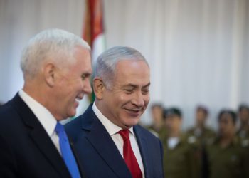 El 22 de enero de 2018, el Primer Ministro israelí, Benjamin Netanyahu, da la bienvenida al vicepresidente de los Estados Unidos, Mike Pence (izquierda), en la Oficina del Primer Ministro en Jerusalén. (Hadas Parush / Flash90