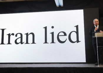 El primer ministro Benjamin Netanyahu pronunció un discurso en los archivos obtenidos por Israel que, según él, demuestran que Irán mintió sobre su programa nuclear, en el Ministerio de Defensa de Tel Aviv, el 30 de abril de 2018. (Miriam Alster / Flash90)