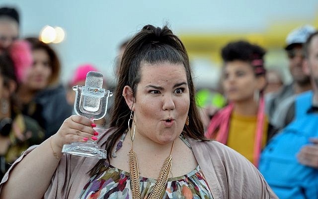 Ganadora del concurso de canciones de Eurovisión 2018, Netta Barzilai, vista cuando llega al Aeropuerto Internacional Ben Gurión el 14 de mayo de 2018. (Flash90)