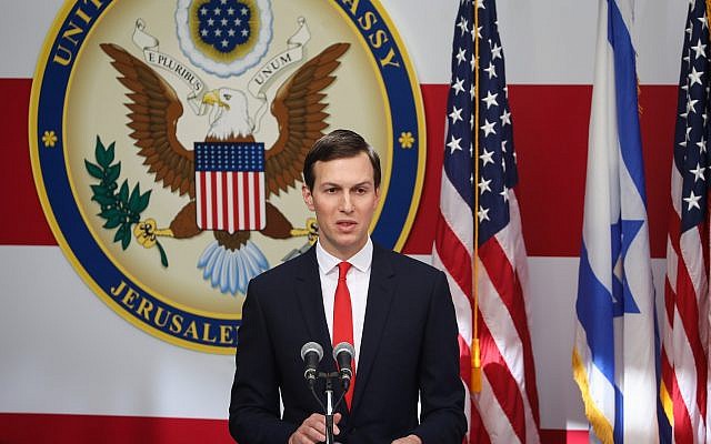 Jared Kushner, yerno y asesor principal del presidente de los Estados Unidos, Donald Trump, habla en la ceremonia de inauguración de la Embajada de los Estados Unidos en Jerusalén el 14 de mayo de 2018. (Yonatan Sindel / Flash90)