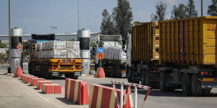Los camiones cargados con bienes y mercancías hacen entregas a la Franja de Gaza después de que se abrió el cruce de Kerem Shalom el 15 de agosto de 2018. (Flash90)
